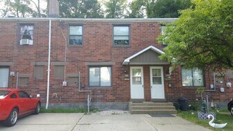 273 Oak Dr in Carnot-Moon, PA - Building Photo