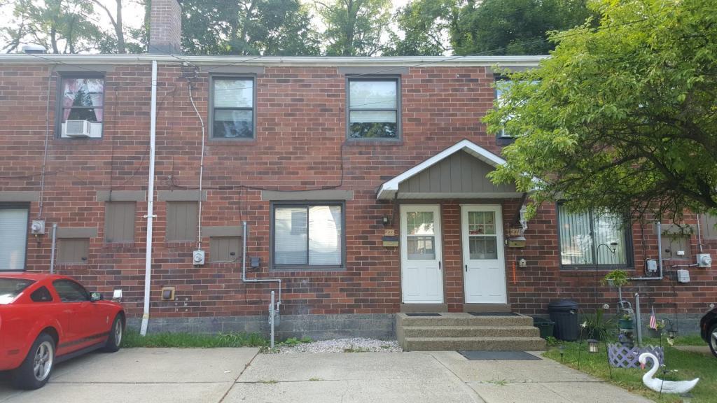 273 Oak Dr in Carnot-Moon, PA - Building Photo