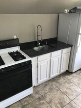 57 Park Ave, Unit Park Ave 3rd Floor in Cranston, RI - Foto de edificio - Building Photo