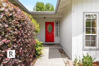 2921 Shasta Dr in Medford, OR - Building Photo - Building Photo