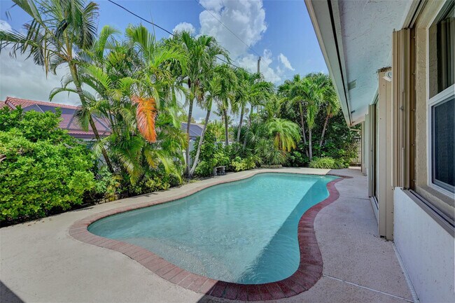 7743 W Country Club Blvd in Boca Raton, FL - Building Photo - Building Photo