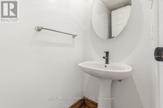 3205 Uplands Dr in Ottawa, ON - Building Photo - Building Photo