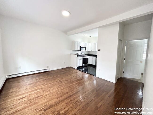 269 Bolton St, Unit 2b in Boston, MA - Building Photo - Building Photo