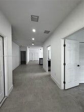 2541 NW 9th St in Fort Lauderdale, FL - Foto de edificio - Building Photo