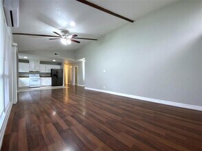 6143 Grape St in Houston, TX - Foto de edificio - Building Photo