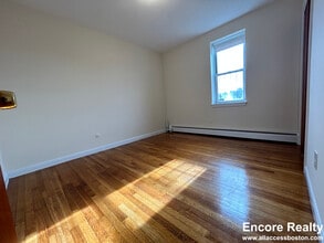 164 North Beacon St, Unit 1 in Boston, MA - Foto de edificio - Building Photo