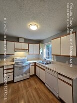 131 Ainslee Ave in Depoe Bay, OR - Building Photo