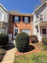 8212 Circle Tree Ln in Charlotte, NC - Building Photo