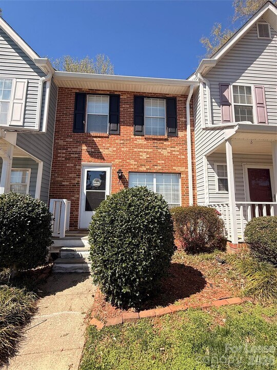 8212 Circle Tree Ln in Charlotte, NC - Building Photo