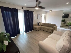 4000 Del Rio Way in Sunrise, FL - Building Photo - Building Photo