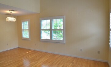 44 Russell Pl in Arlington, MA - Building Photo - Building Photo