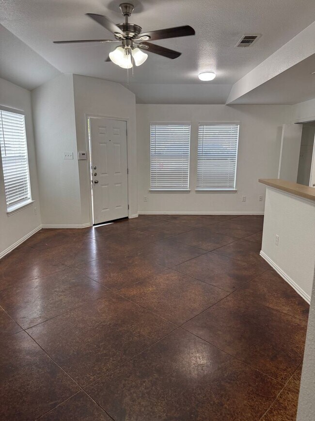 521 Oakwood Ln in Arlington, TX - Foto de edificio - Building Photo