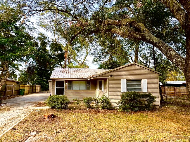 property at 2310 E Minnehaha St