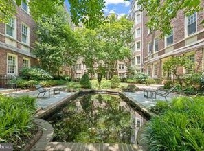 4637 Pine St, Unit D205 in Philadelphia, PA - Foto de edificio - Building Photo