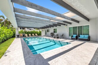 2812 NE 27th St in Lighthouse Point, FL - Building Photo - Building Photo