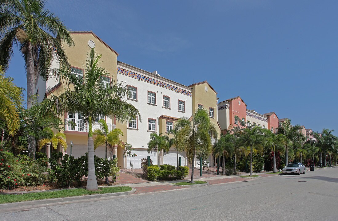 55-85 Isle Of Venice Dr in Fort Lauderdale, FL - Foto de edificio