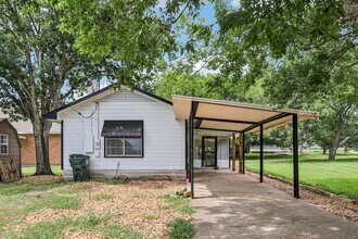 755 E Bellville St in Giddings, TX - Building Photo - Building Photo