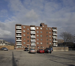 Lakeview and Lakeside Apartments in Oakville, ON - Building Photo - Building Photo