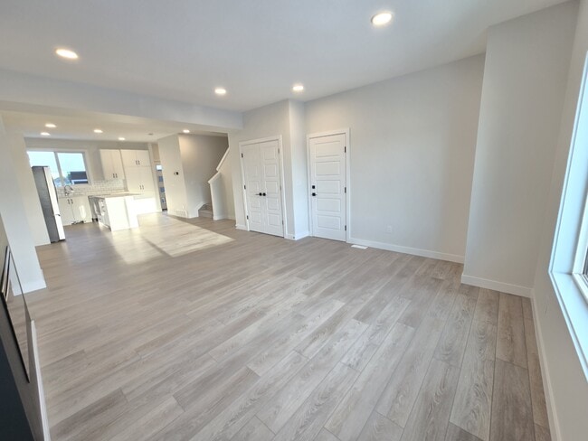 8008 Cedric Mah Rd in Edmonton, AB - Building Photo - Building Photo