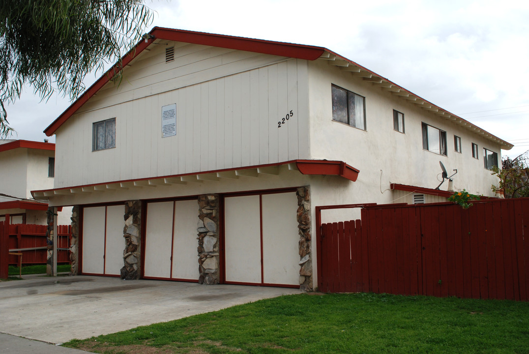 2205 S Center St in Santa Ana, CA - Building Photo