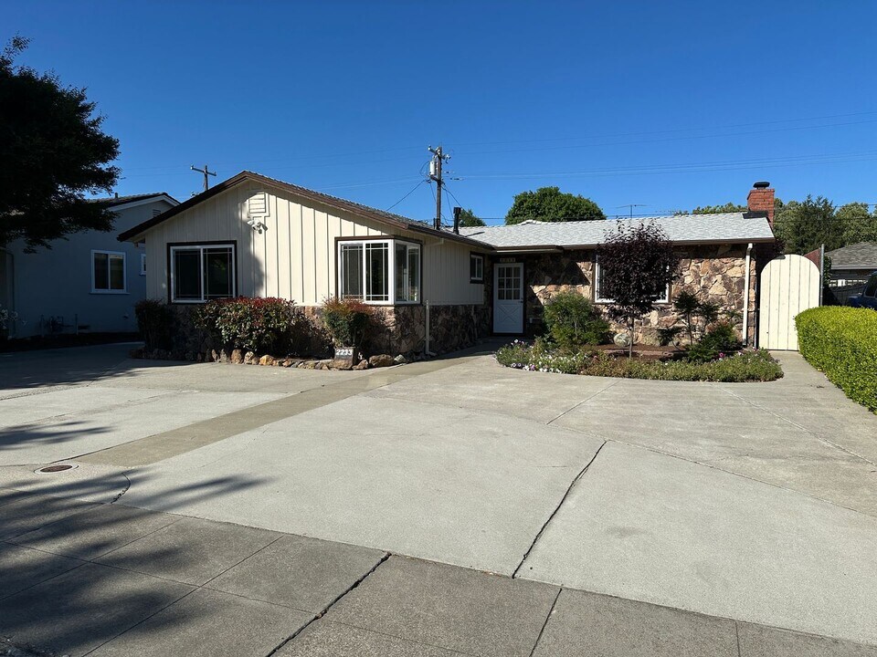 2233 Hicks Ave in San Jose, CA - Building Photo
