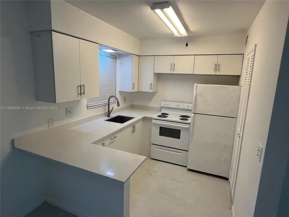 2319 Jackson St in Hollywood, FL - Building Photo