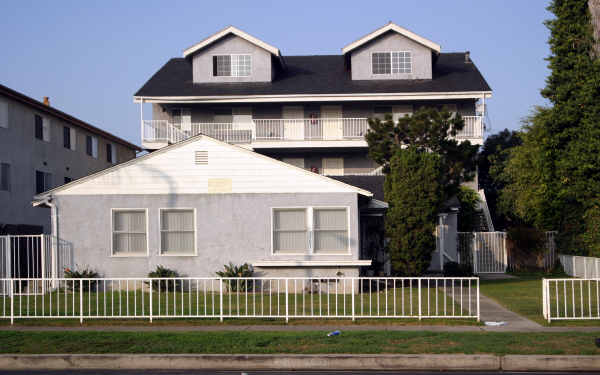 9501 Glasgow Pl in Los Angeles, CA - Foto de edificio