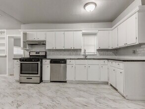 1800 Hampton Rd in Del City, OK - Building Photo - Building Photo