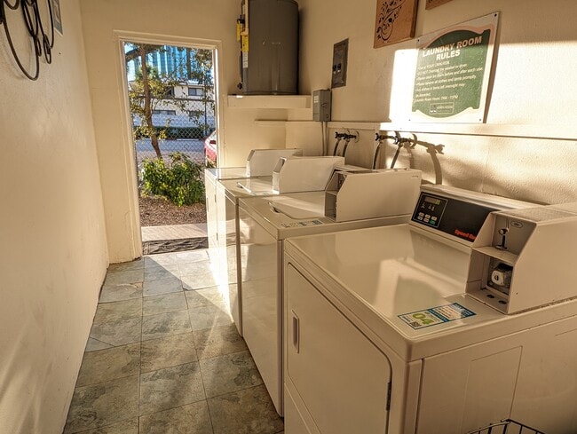 2451 NE 49th St, Unit 104 in Fort Lauderdale, FL - Foto de edificio - Building Photo