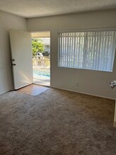 Downey West Garden Apartments in Downey, CA - Foto de edificio - Building Photo