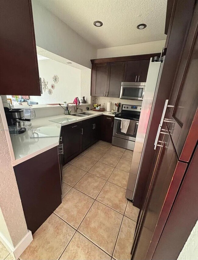 1204 NW 100th Ave in Pembroke Pines, FL - Building Photo - Building Photo