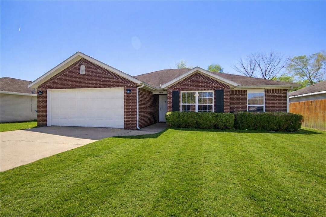 6301 SW Meadow Well Ave in Bentonville, AR - Building Photo