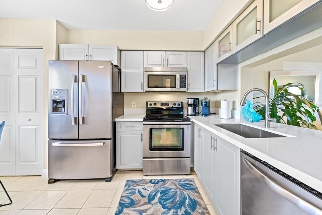 7076 Huntington Ln in Delray Beach, FL - Building Photo - Building Photo