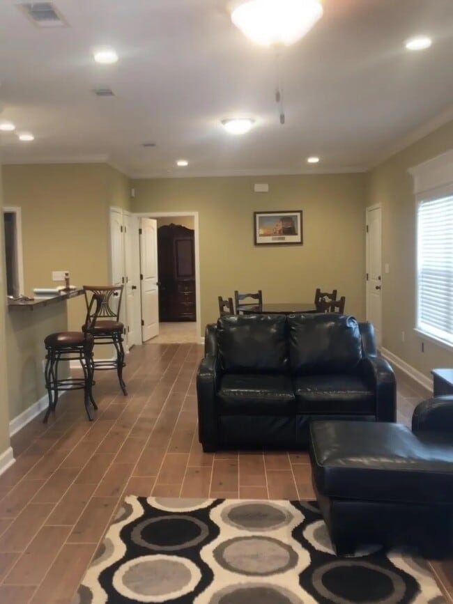 200 S Elm St, Unit Apt B in Pine Bluff, AR - Foto de edificio - Building Photo