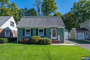 16-15 Well Dr in Fair Lawn, NJ - Building Photo