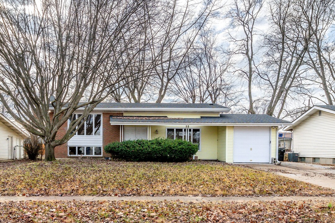 1286 Springhurst Dr in Florissant, MO - Building Photo