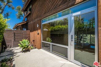 1260 Linda Flora Dr in Los Angeles, CA - Building Photo - Building Photo
