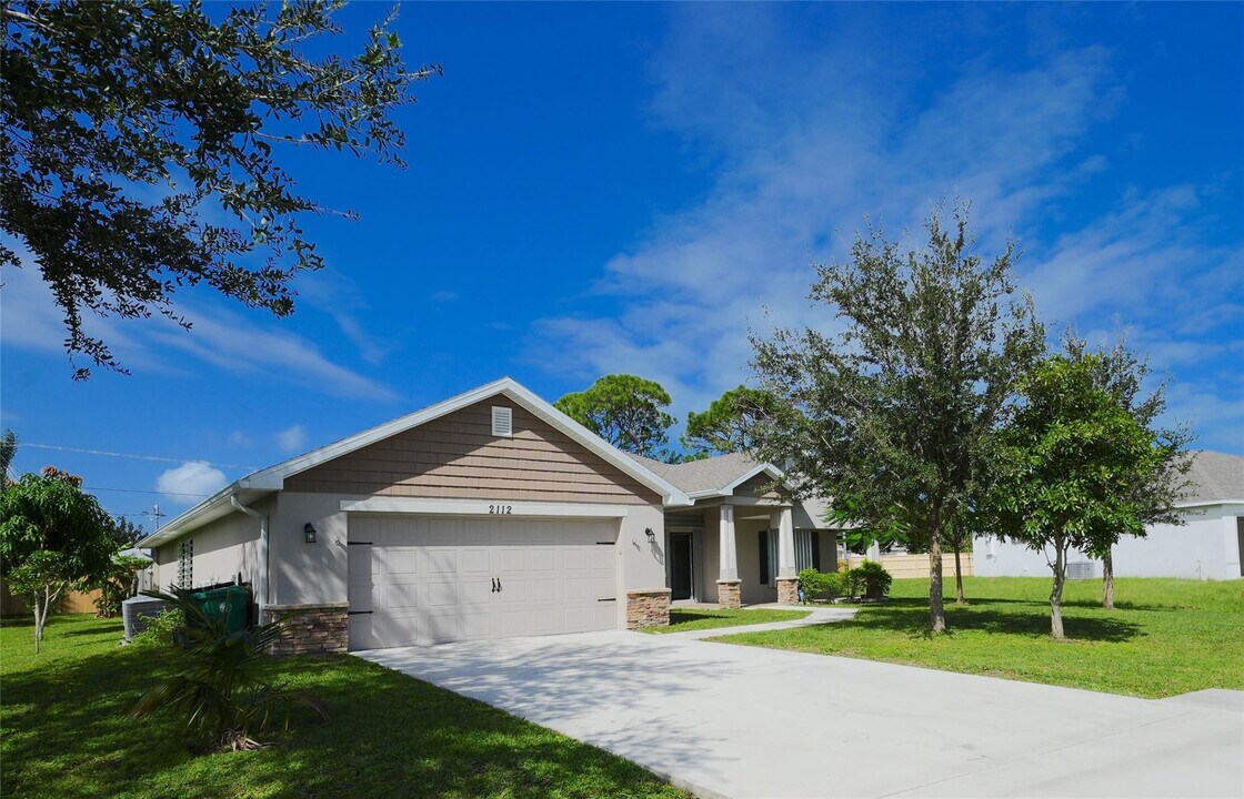 2112 SE Holland St in Port St. Lucie, FL - Building Photo