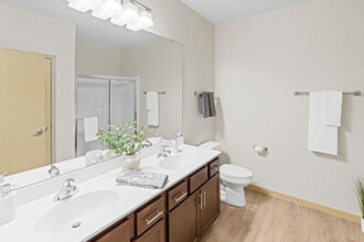 The Woodlands Apartments in Menomonee Falls, WI - Foto de edificio - Building Photo