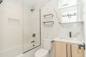 2256 N Sawyer Ave in Chicago, IL - Building Photo - Building Photo