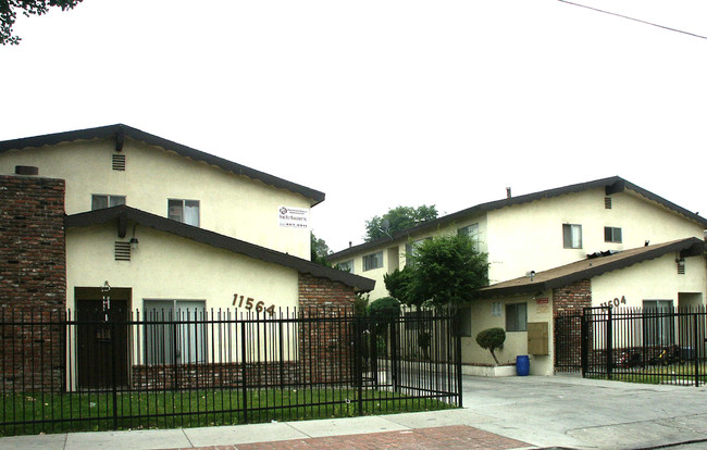 11564 Sylvan St in North Hollywood, CA - Foto de edificio - Building Photo