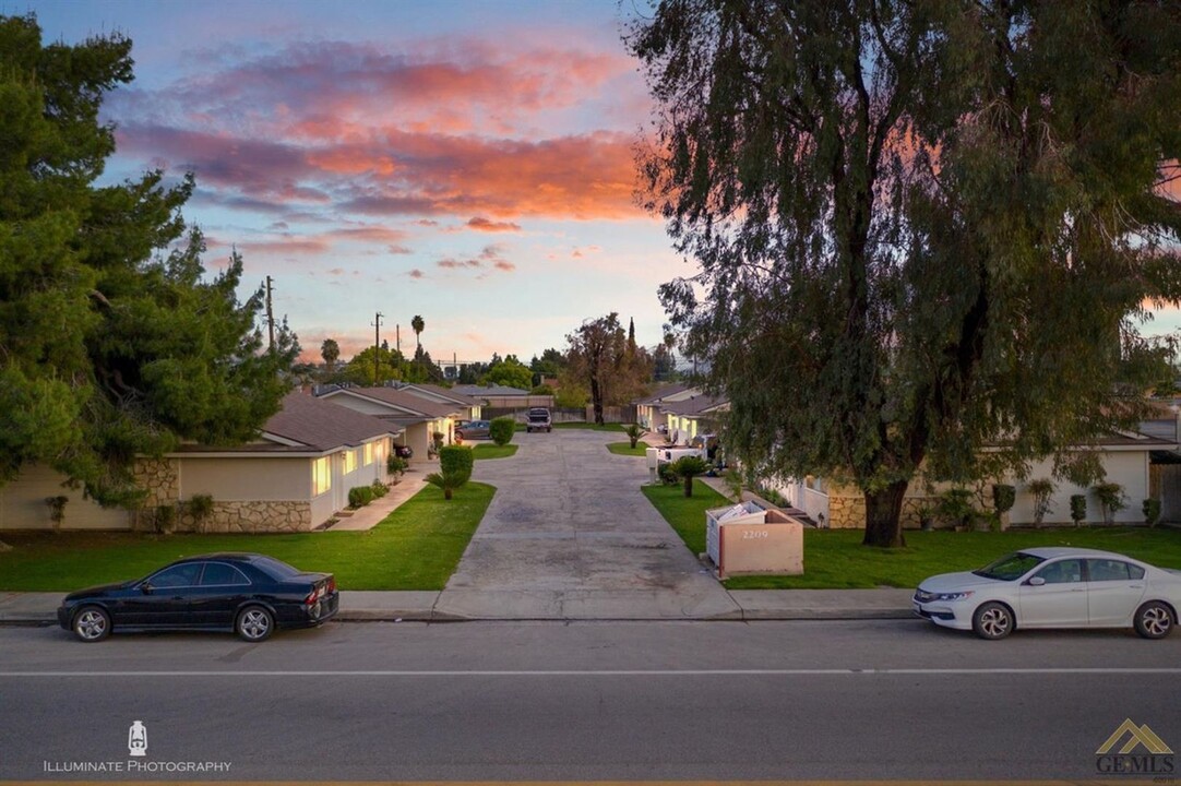 2209 Planz Road in Bakersfield, CA - Building Photo