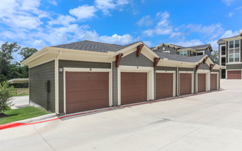 Oakwood Crossing in College Station, TX - Building Photo - Building Photo