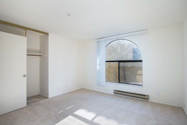 Santos Plaza Apartments in Concord, CA - Building Photo - Interior Photo