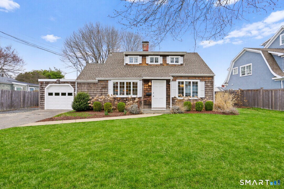 21 Eunice Ave in Fairfield, CT - Building Photo