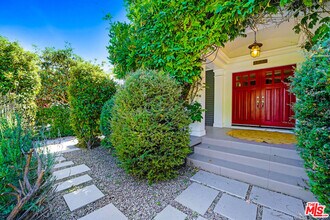 2049 N Berendo St in Los Angeles, CA - Building Photo - Building Photo