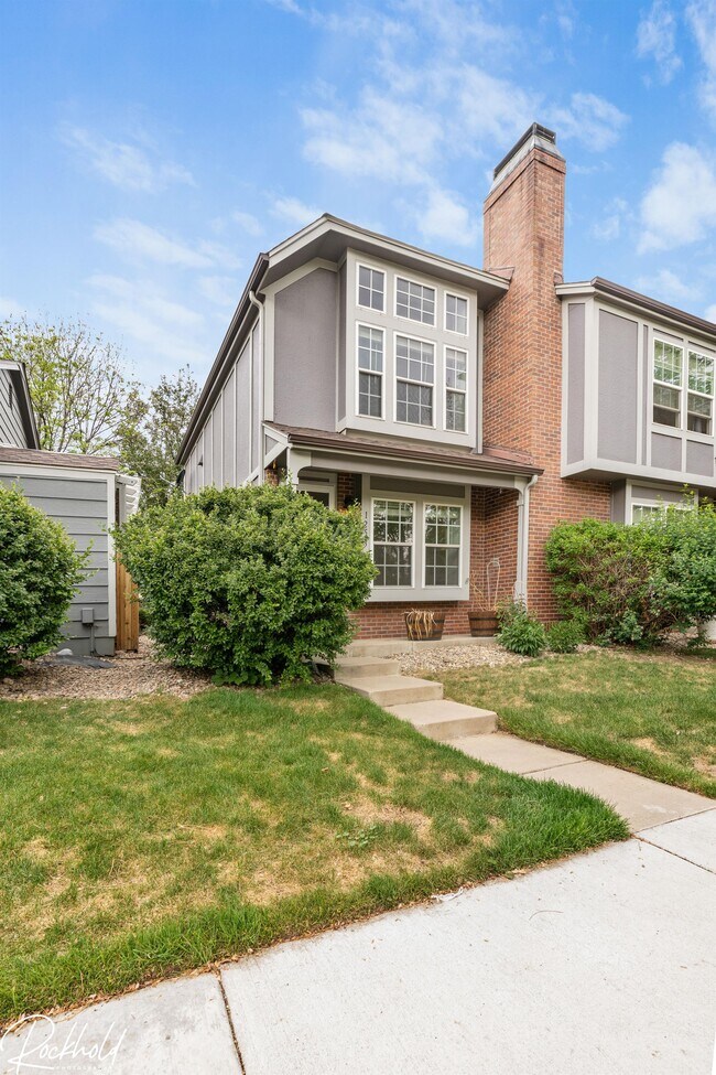 1253 S Flower Cir in Lakewood, CO - Building Photo - Building Photo