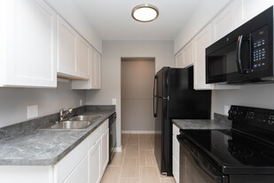 Sterling Pointe in Monroe, MI - Building Photo