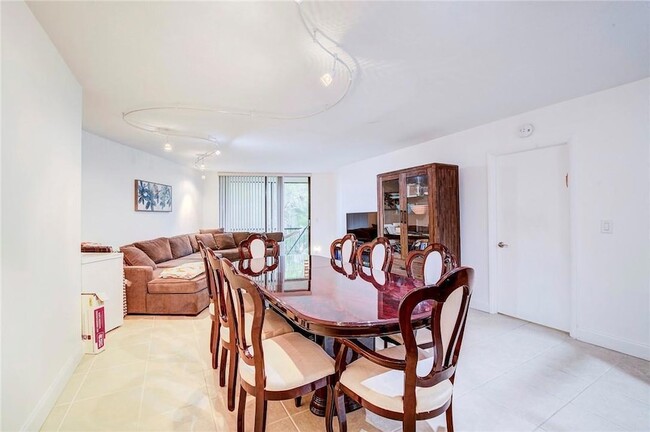 3800 N Hills Dr, Unit 307 in Hollywood, FL - Building Photo - Building Photo