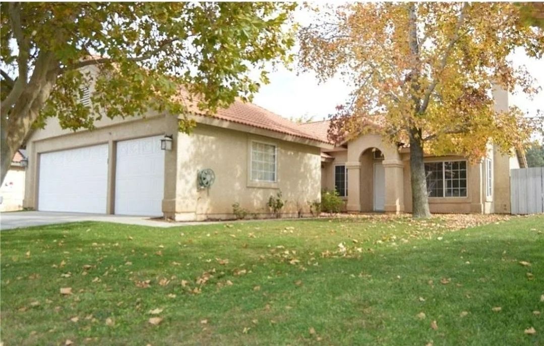 42810 Fanchon Ave in Lancaster, CA - Foto de edificio